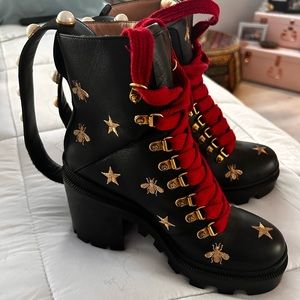 Gucci black leather bee embroidered pearl combat trip boots size 7
